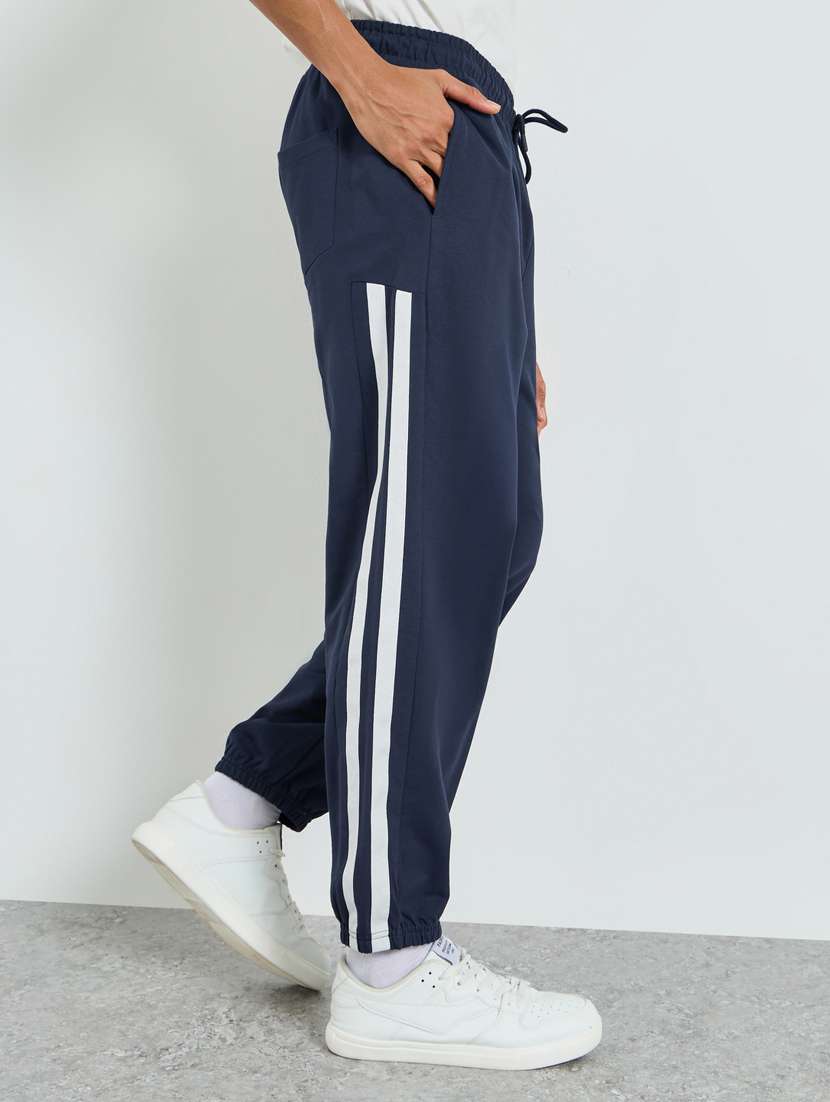 men side taped mid rise relaxed fit jogger