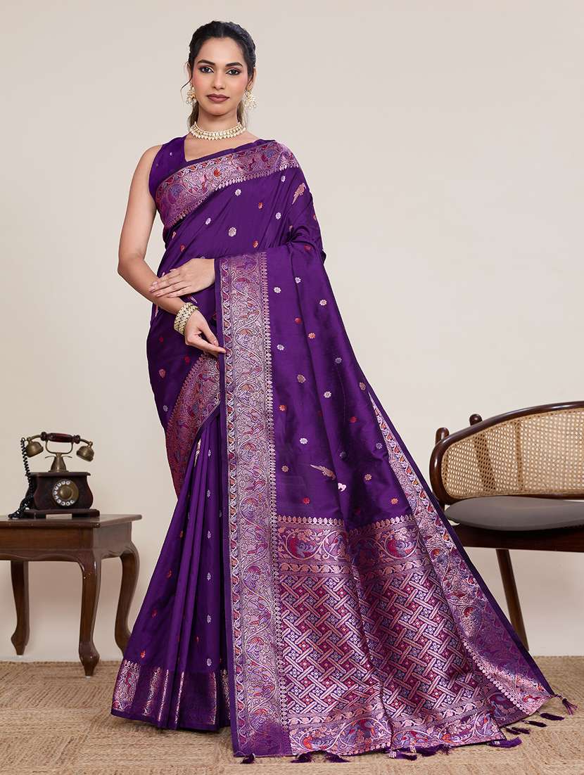 women self design bordered saree with blouse