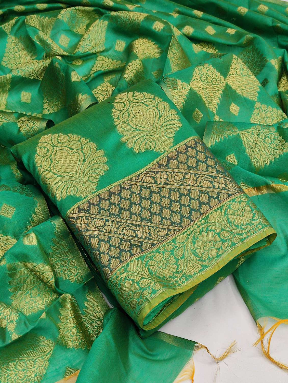 women self design unstitched suit set