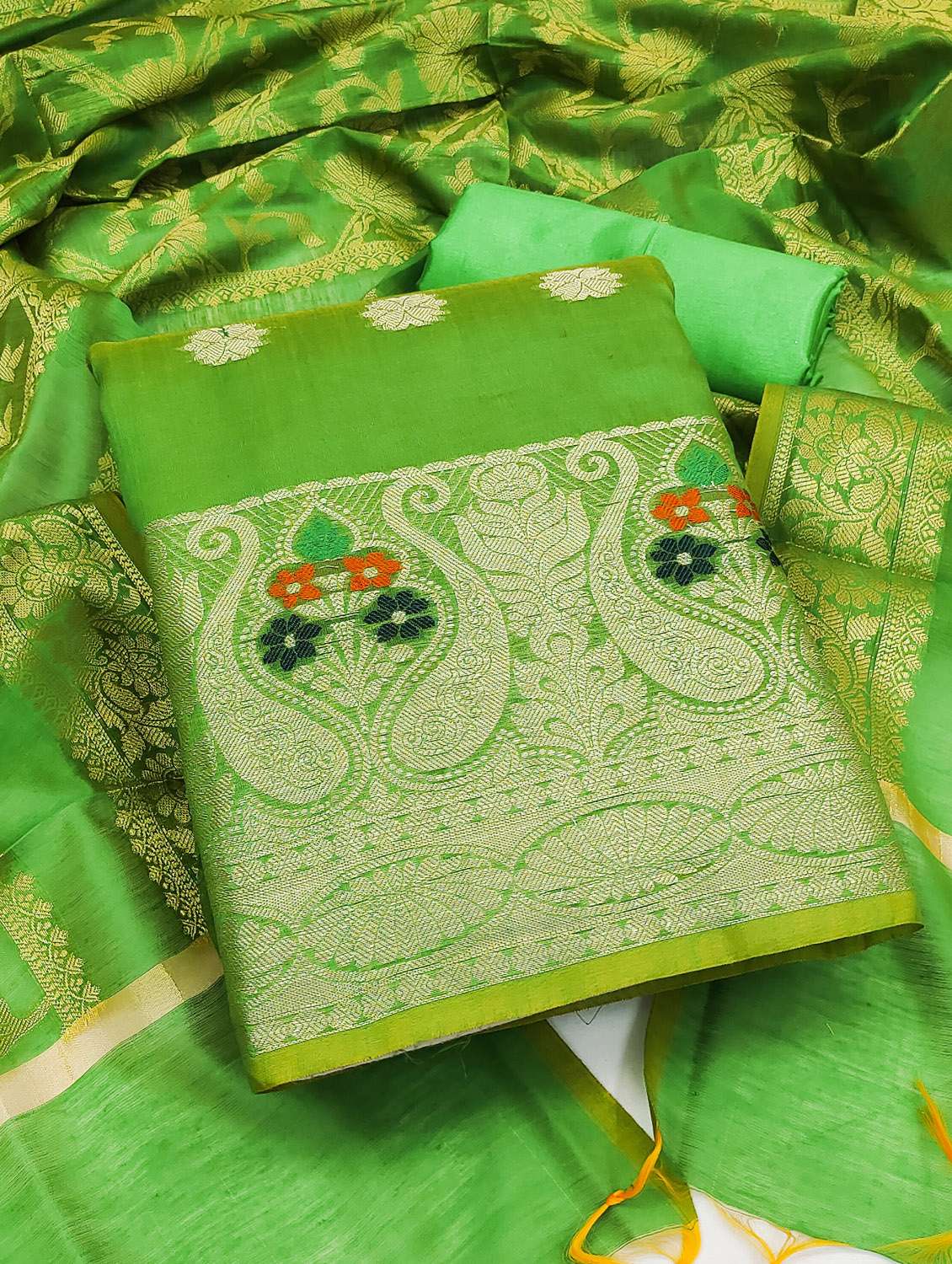 women self design unstitched suit set
