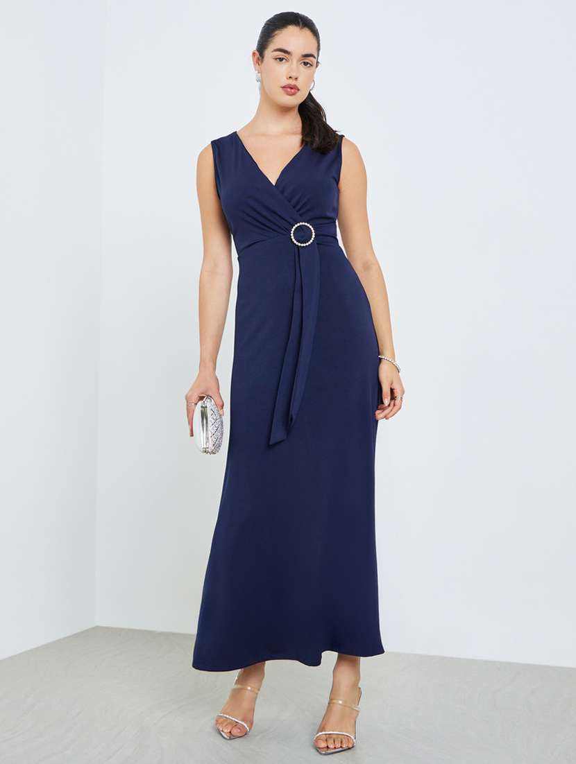 women solid sleeveless sheath dress