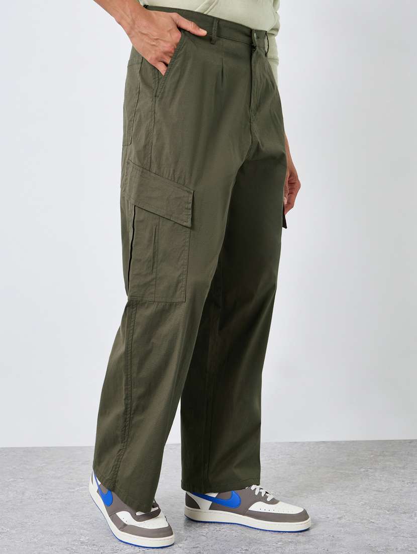men solid mid rise relaxed fit cargo