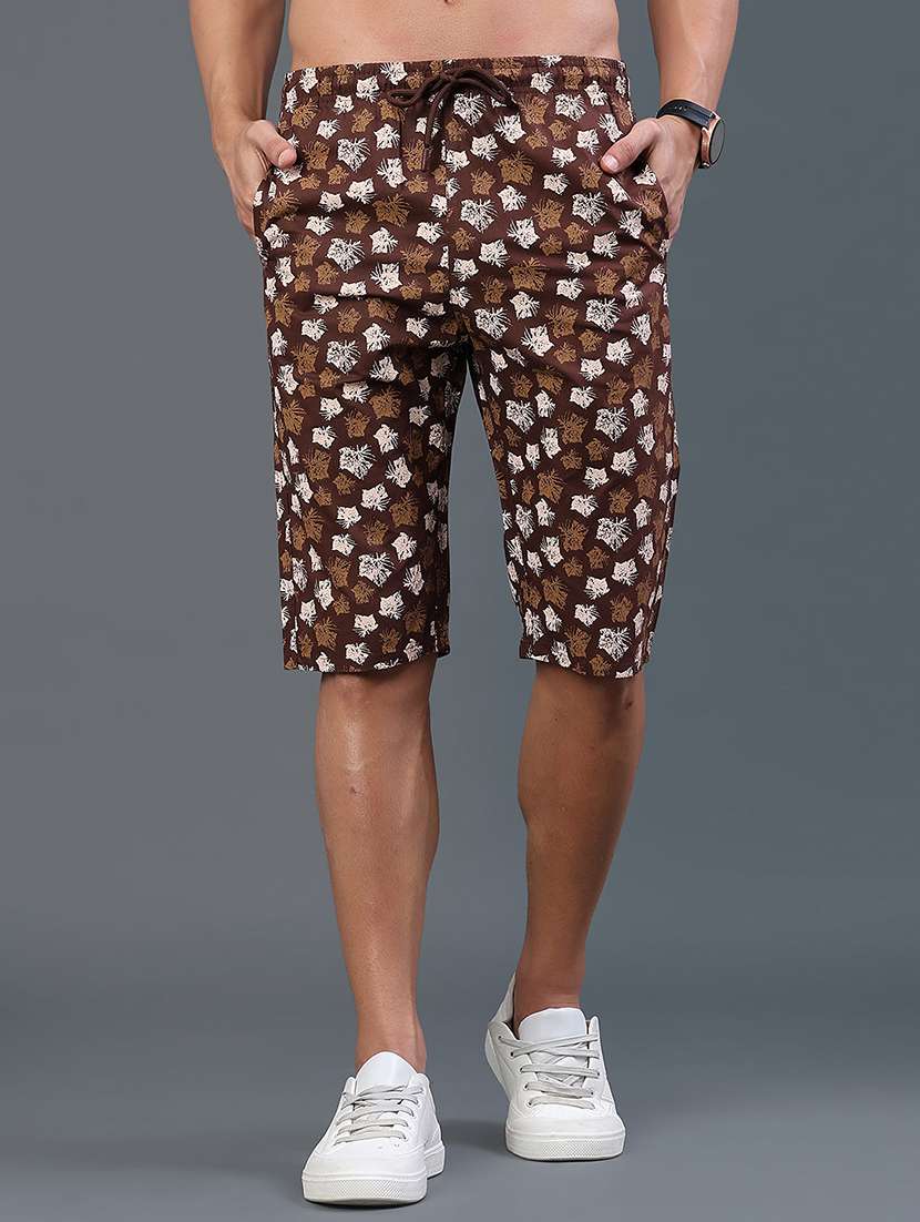 men printed mid rise three fourth shorts