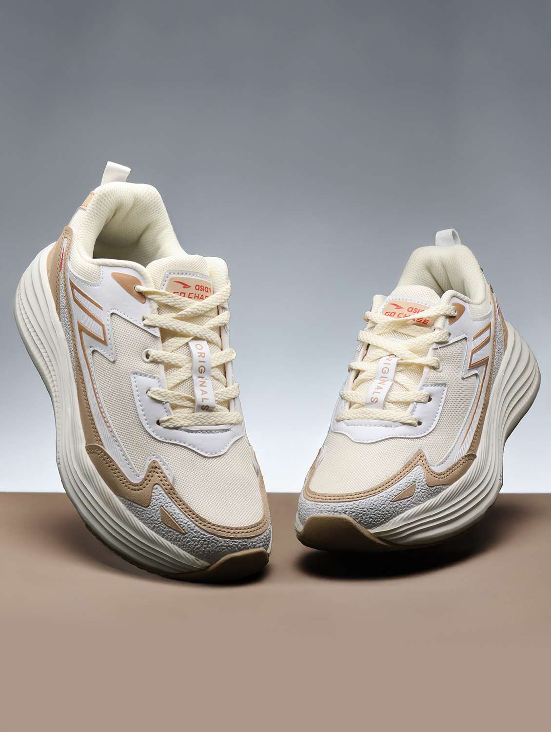 men cream lace up sport shoe