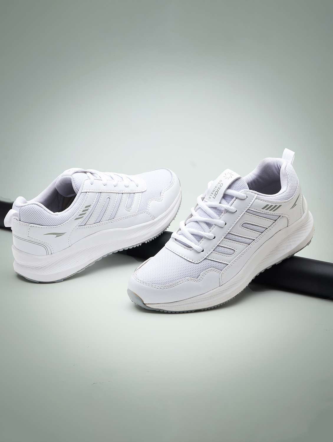 men white lace up sport shoe