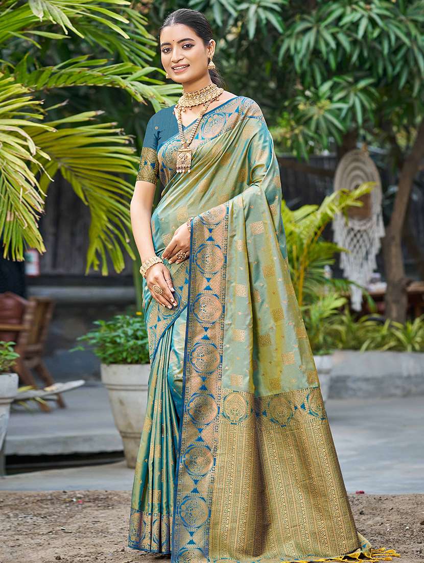 women self design bordered saree with blouse
