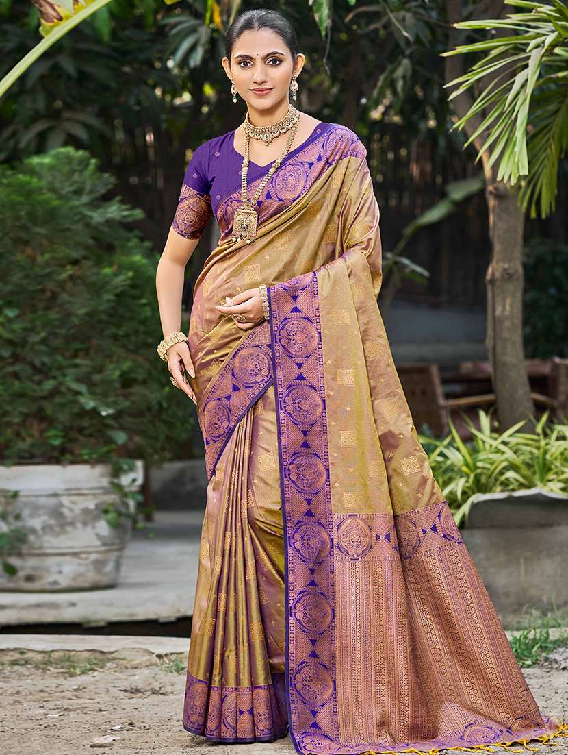 women self design bordered saree with blouse