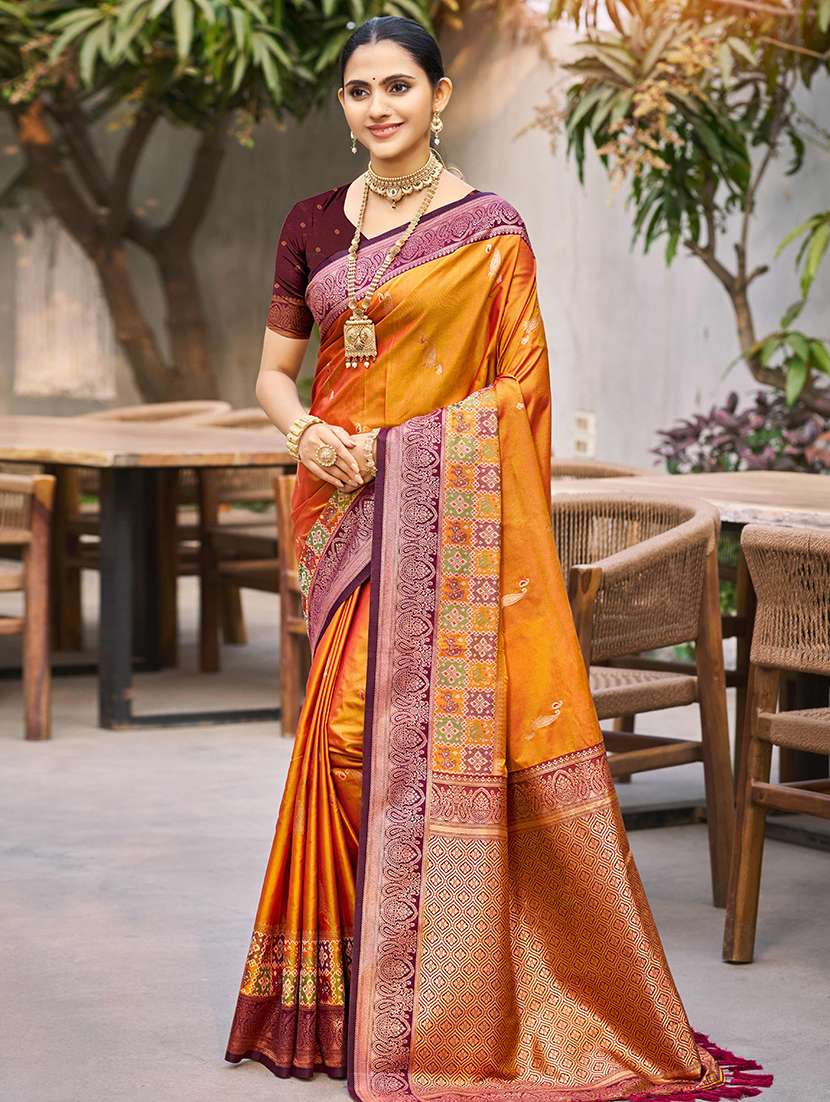 women self design bordered saree with blouse