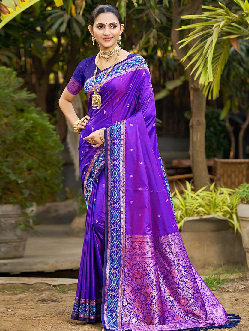 women self design bordered saree with blouse