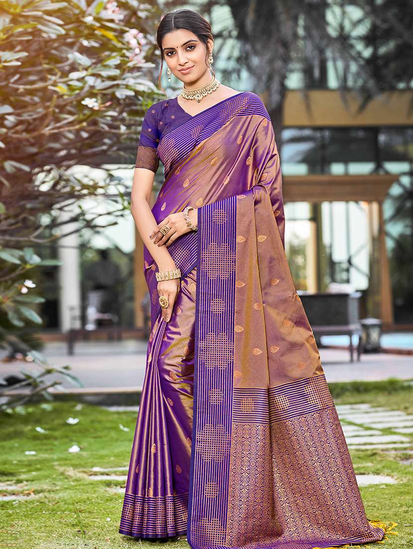 women self design bordered saree with blouse