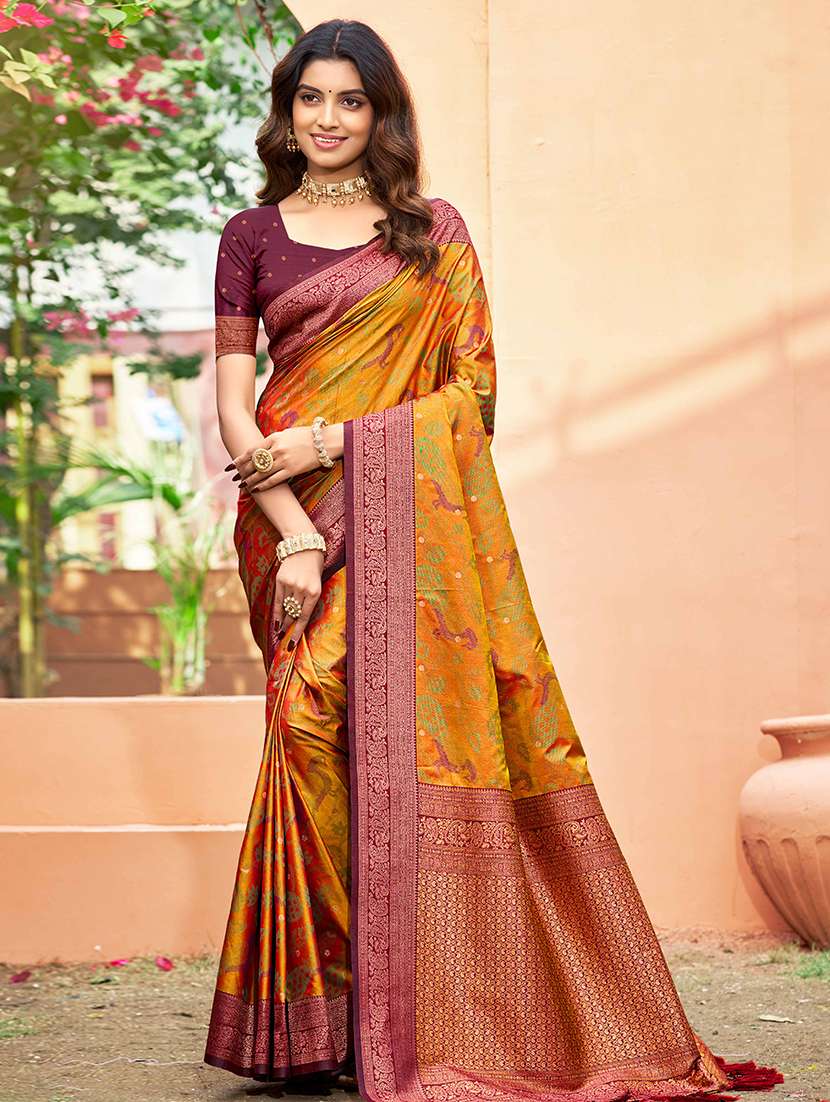 women self design bordered saree with blouse
