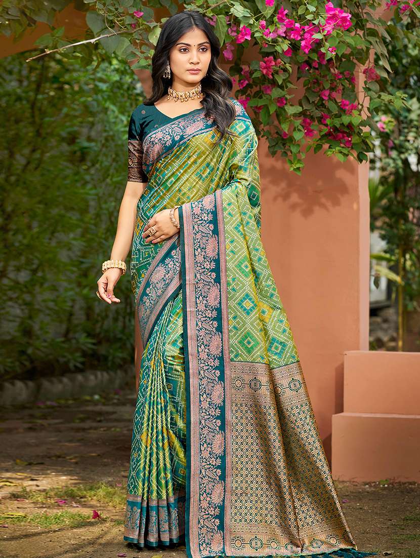 women self design bordered saree with blouse