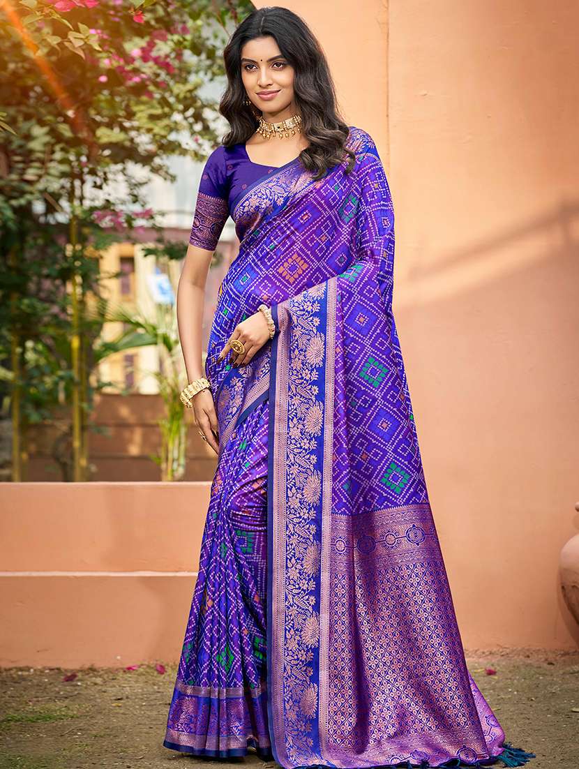 women self design bordered saree with blouse