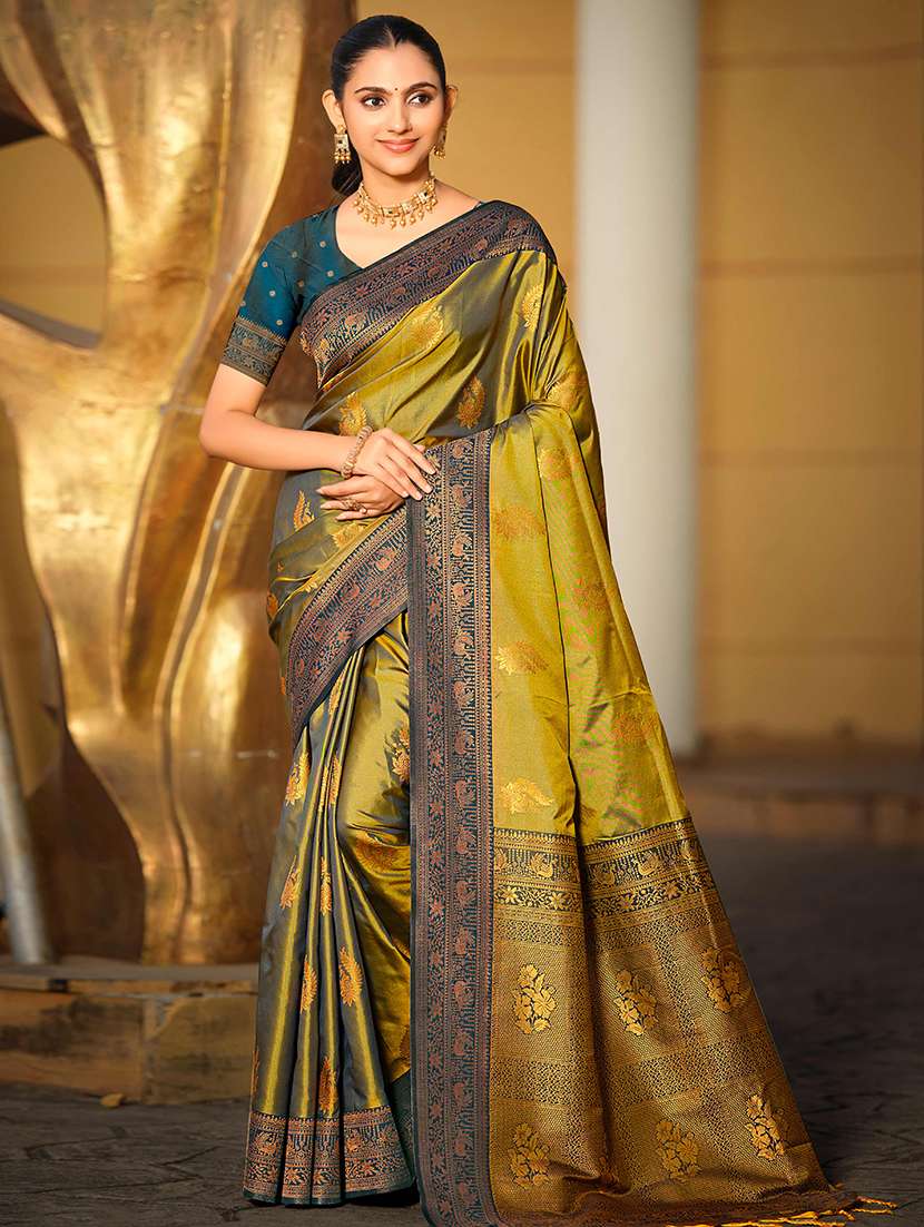 women self design bordered saree with blouse