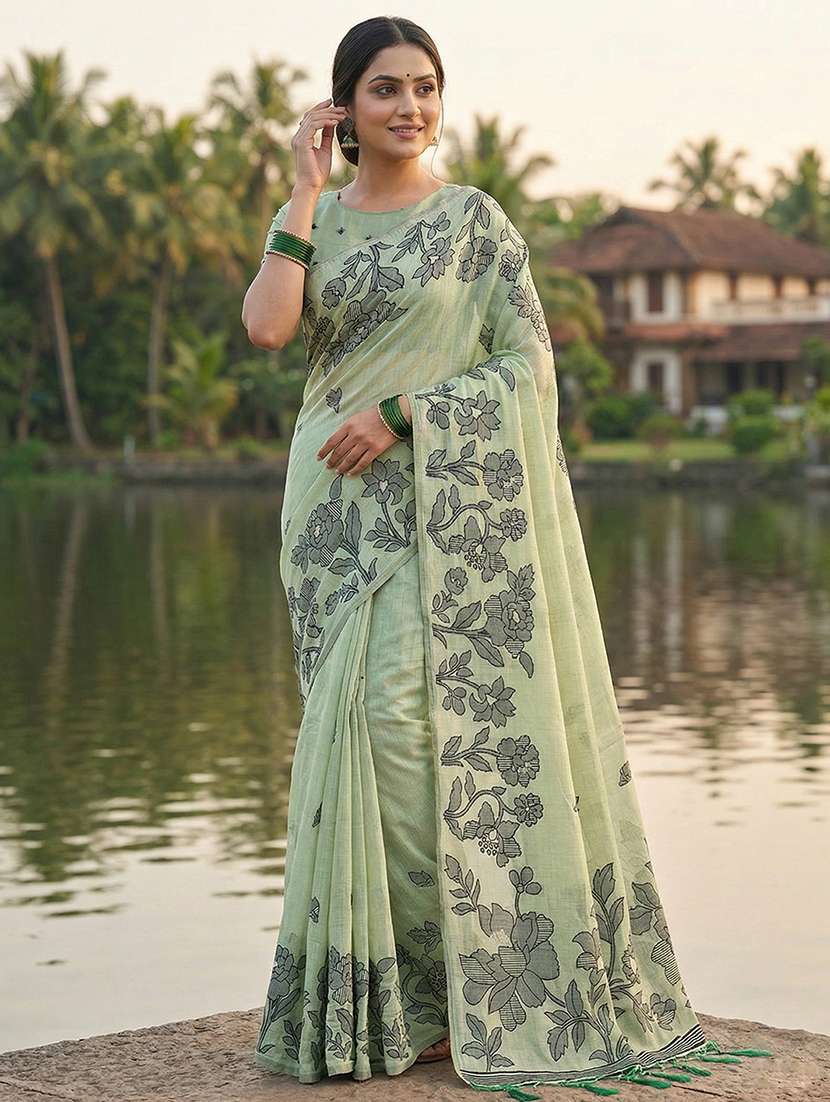 women self design bordered saree with blouse