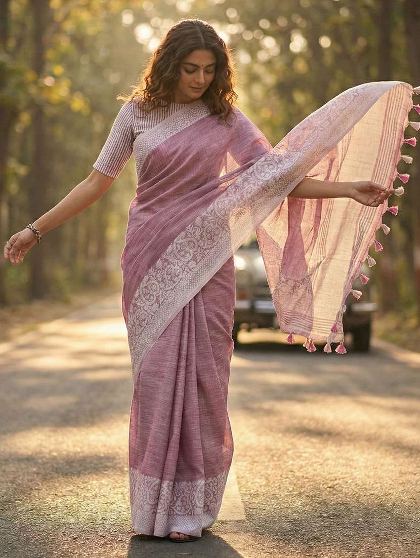 women self design bordered saree with blouse