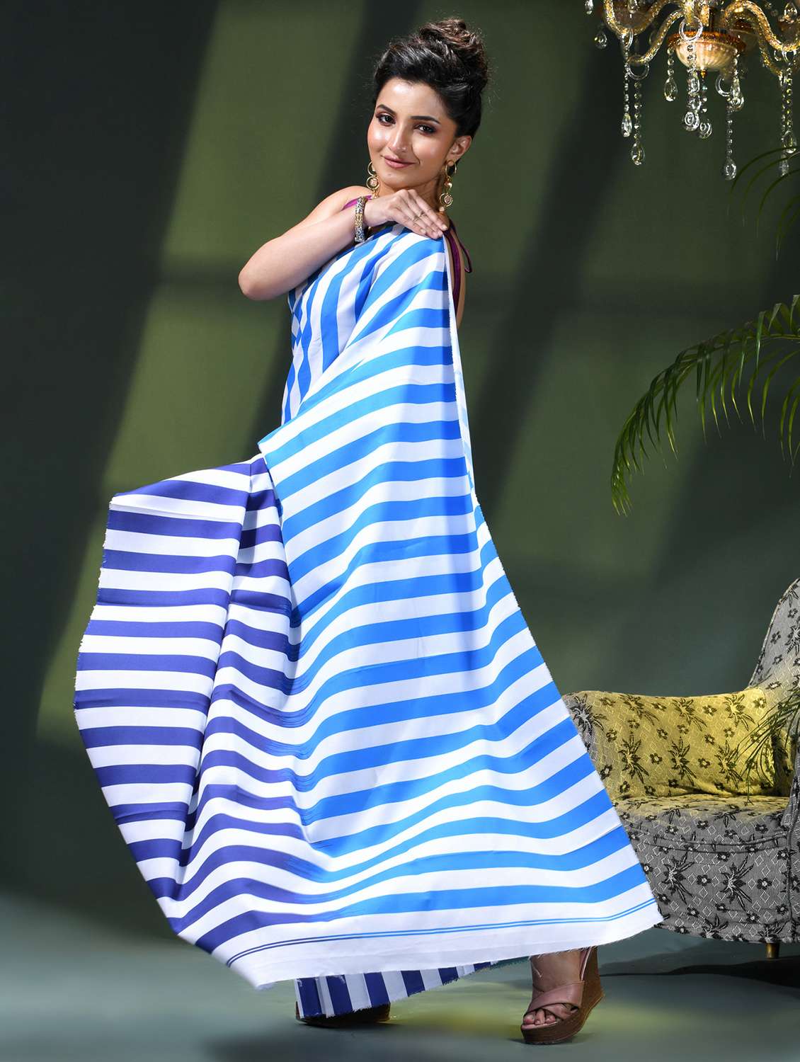 women striped printed saree - 22419798 -  Standard Image - 3