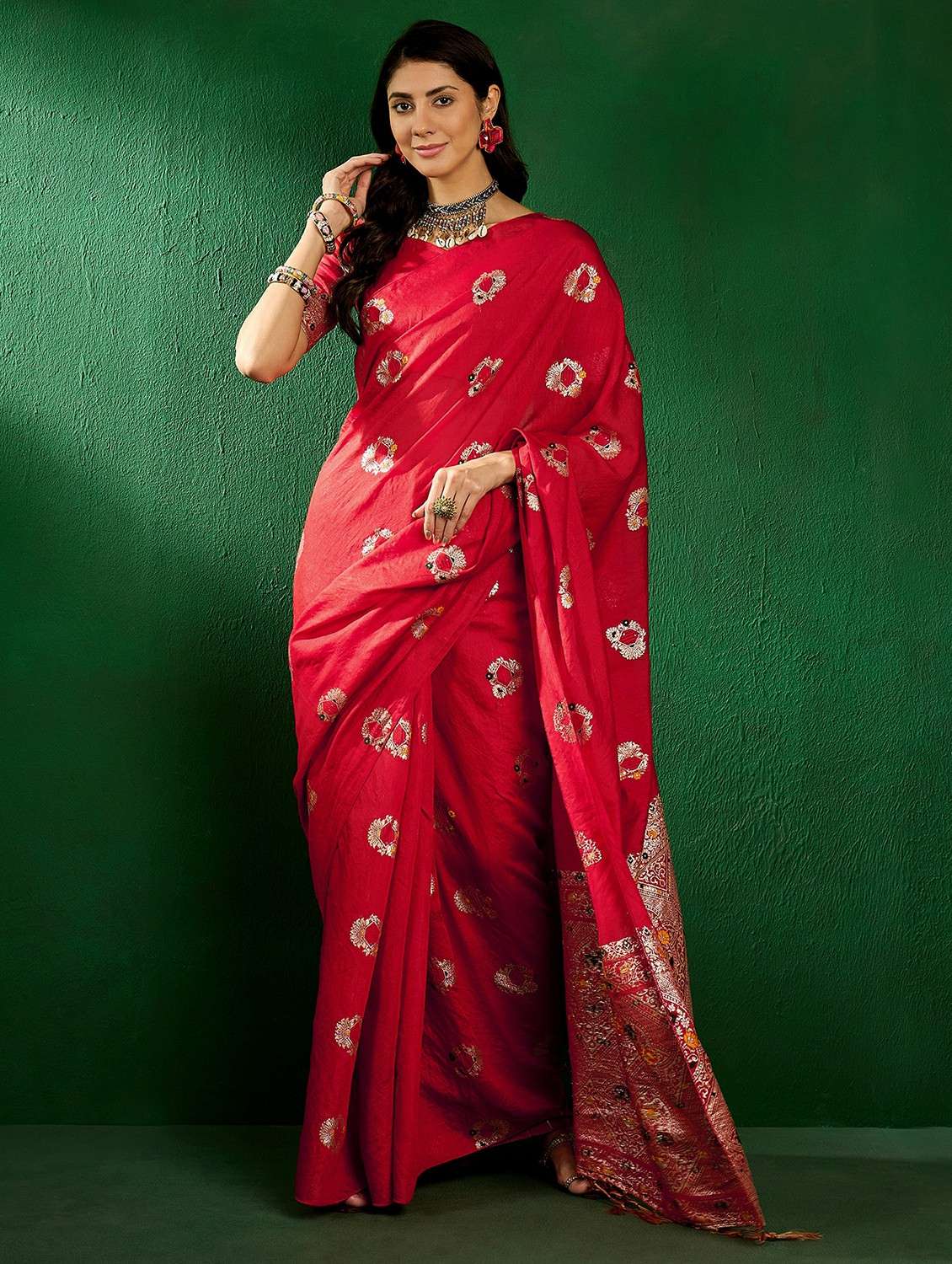 women self design banarasi saree with blouse
