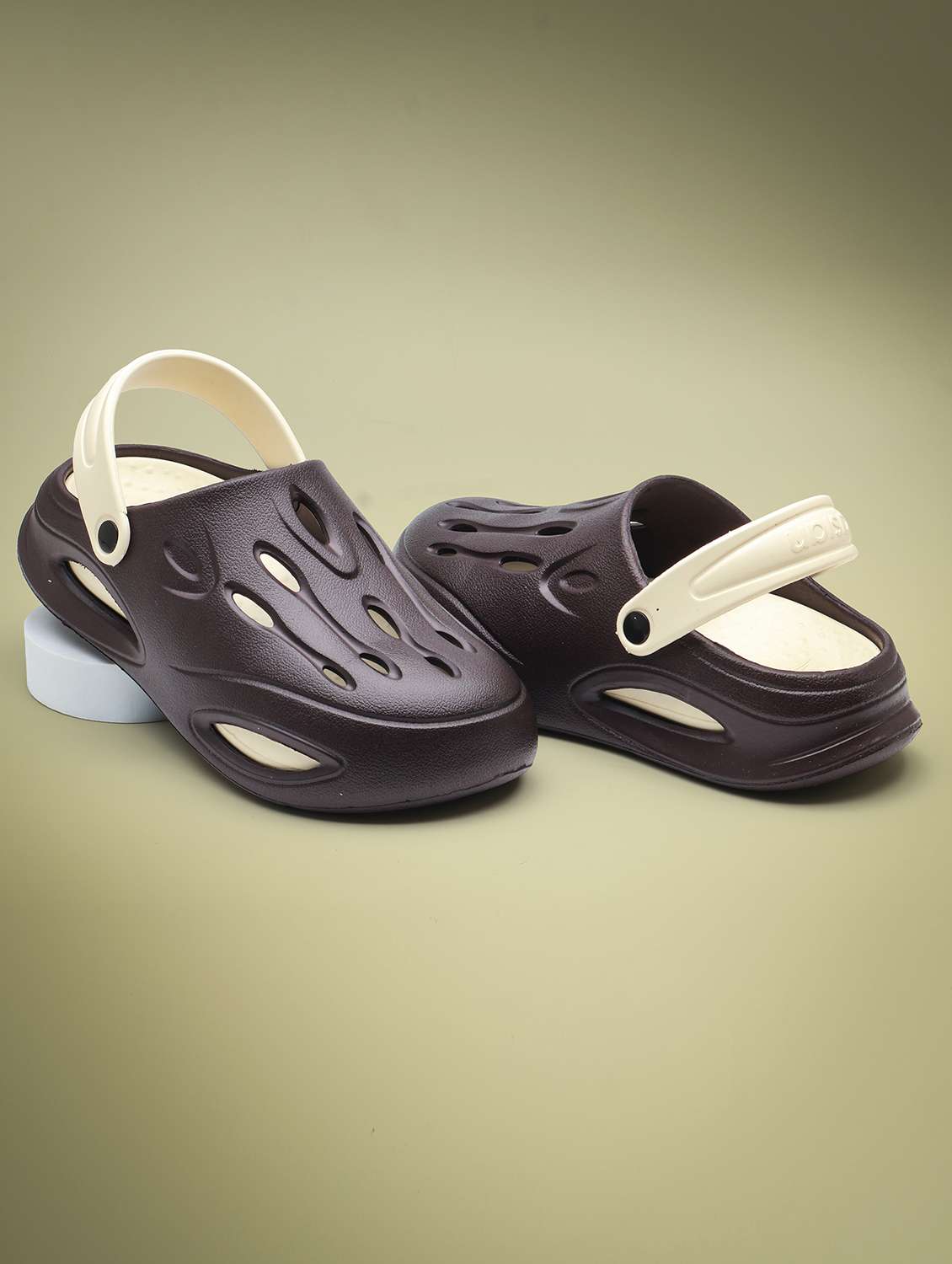men solid slip on clog