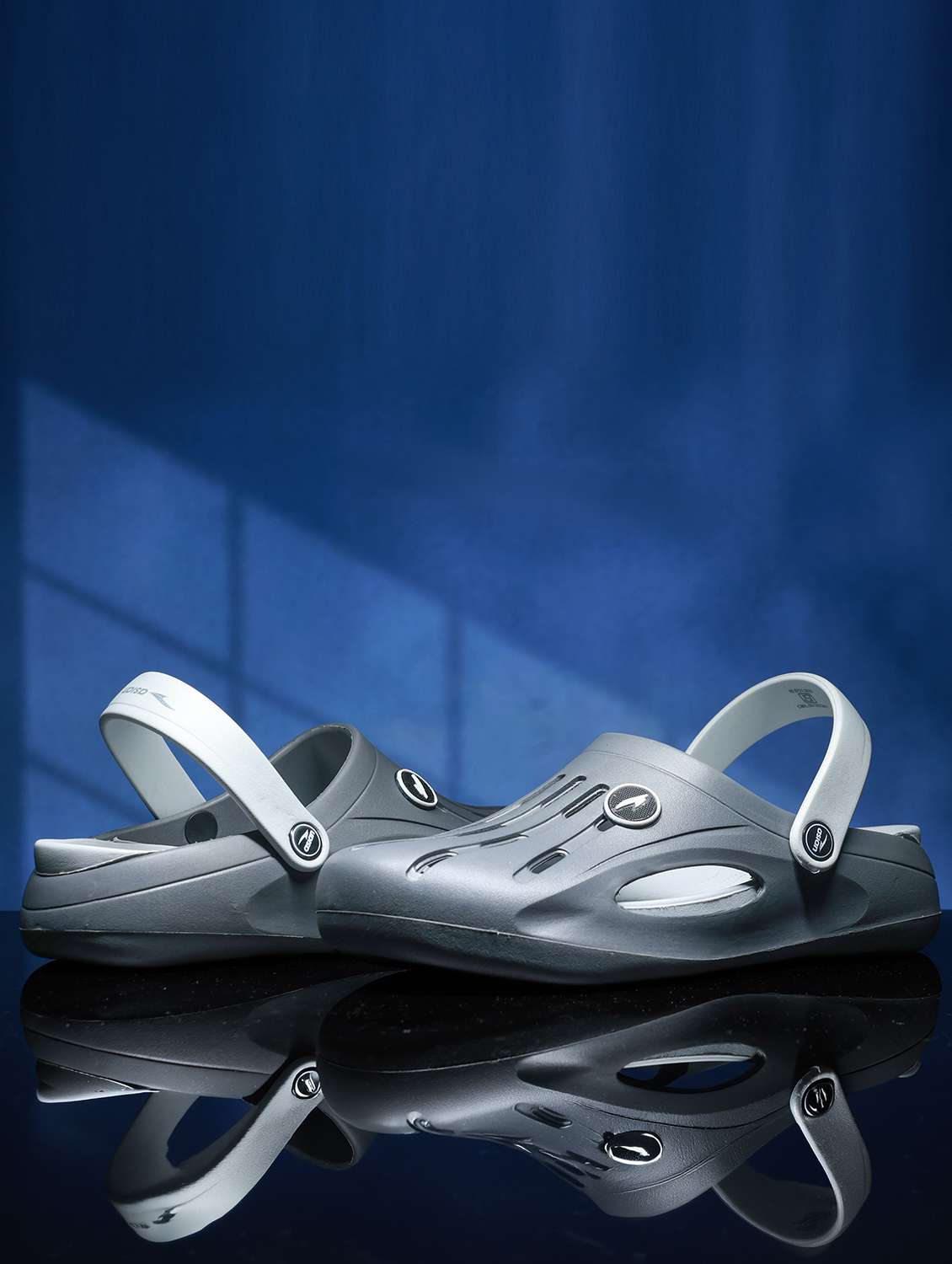 men solid slip on clog