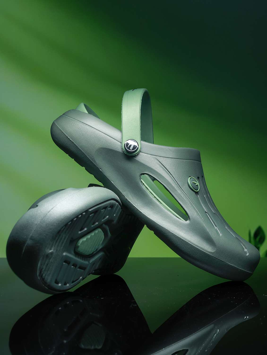 men solid slip on clog