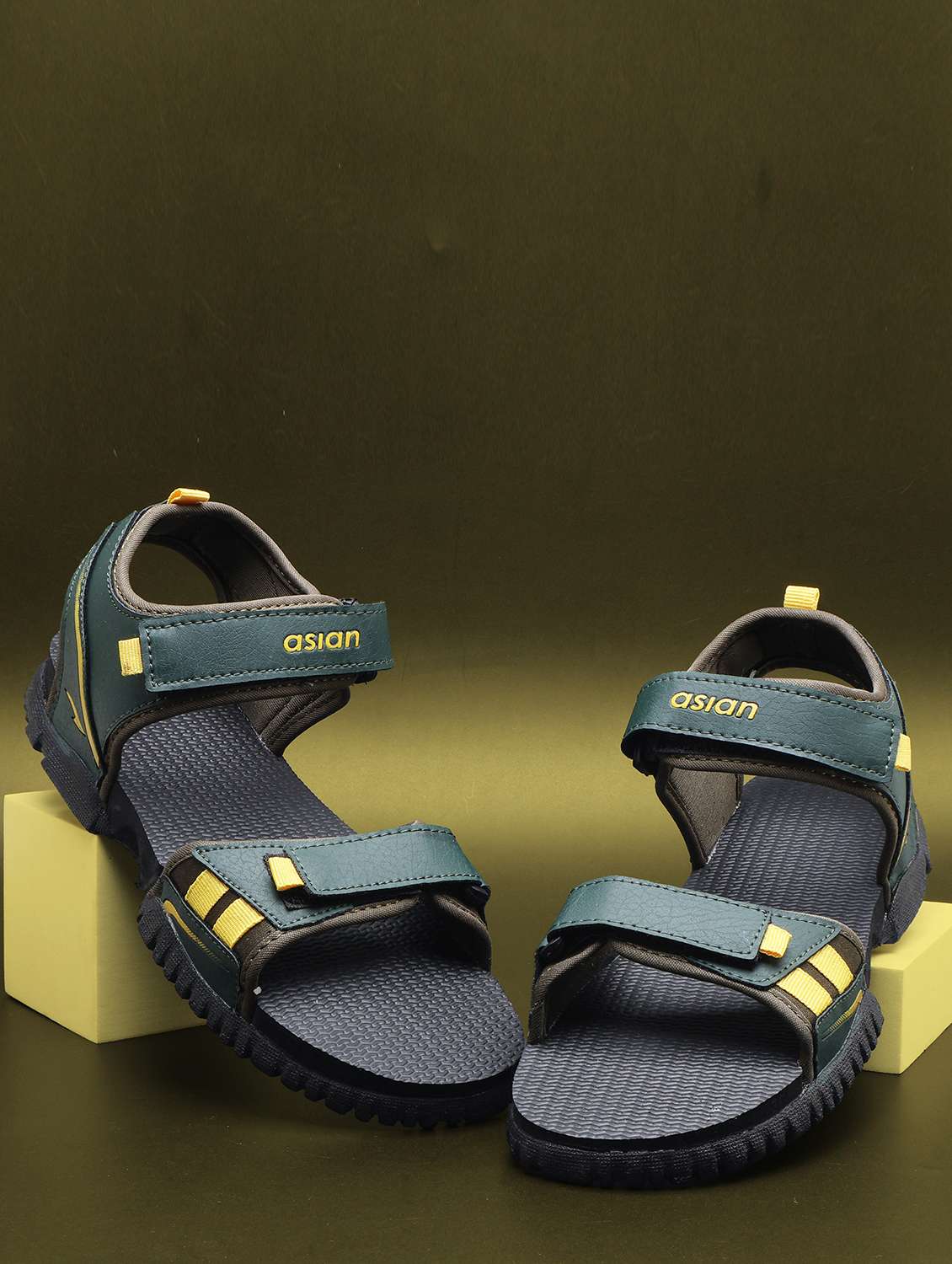 men solid back strap floater 