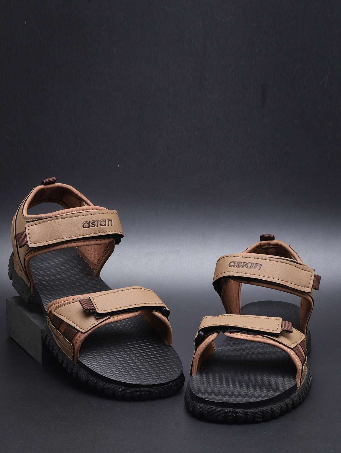 men solid back strap floater 