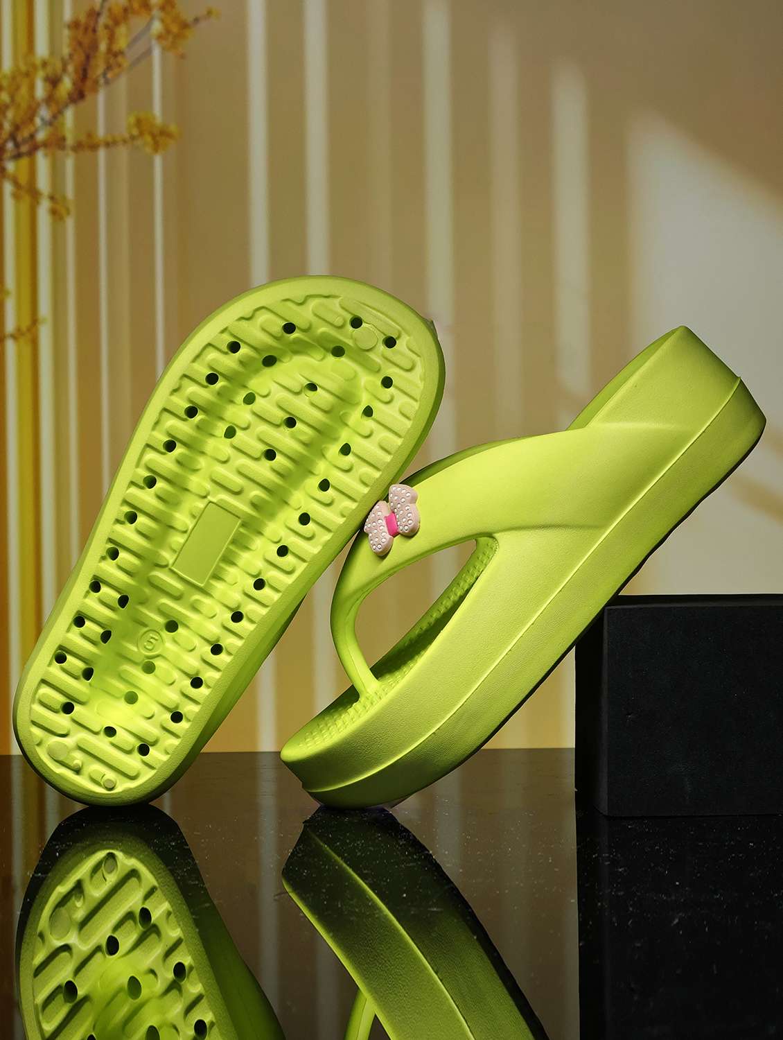 women solid open toe flip flop