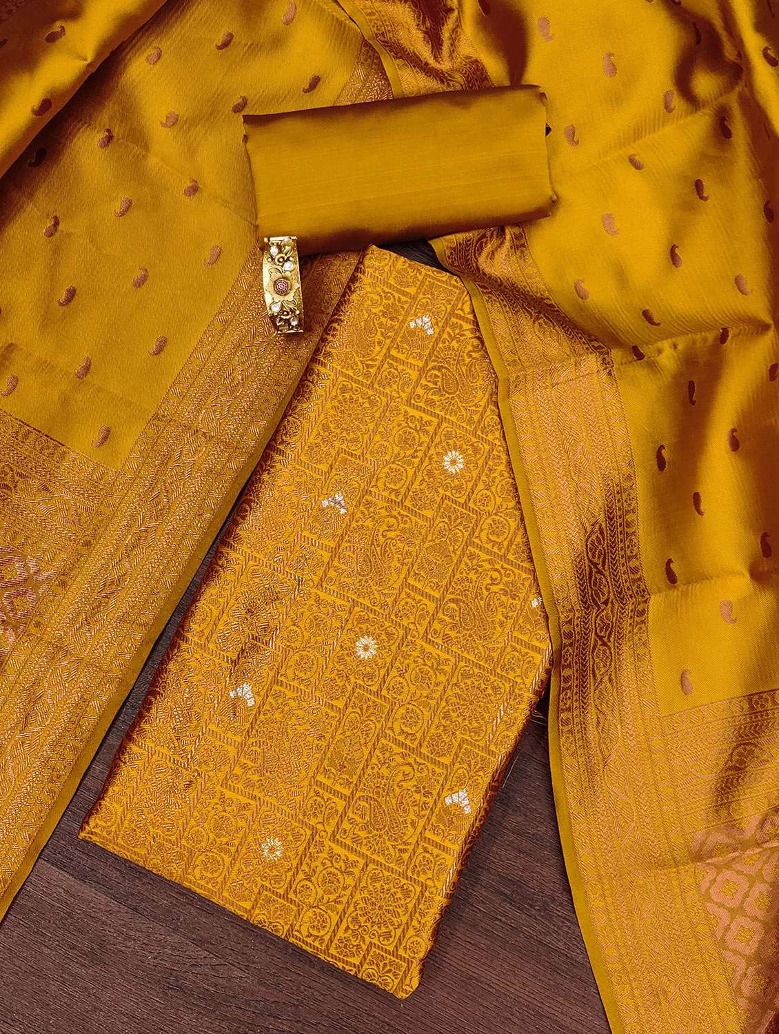 women self design unstitched suit set