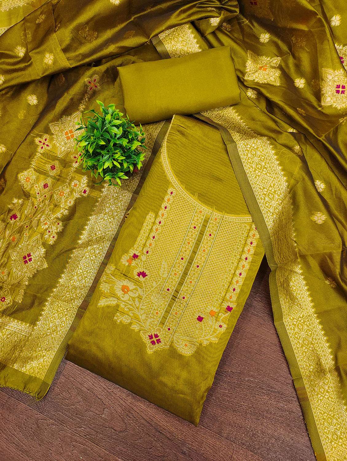 women self design unstitched suit set