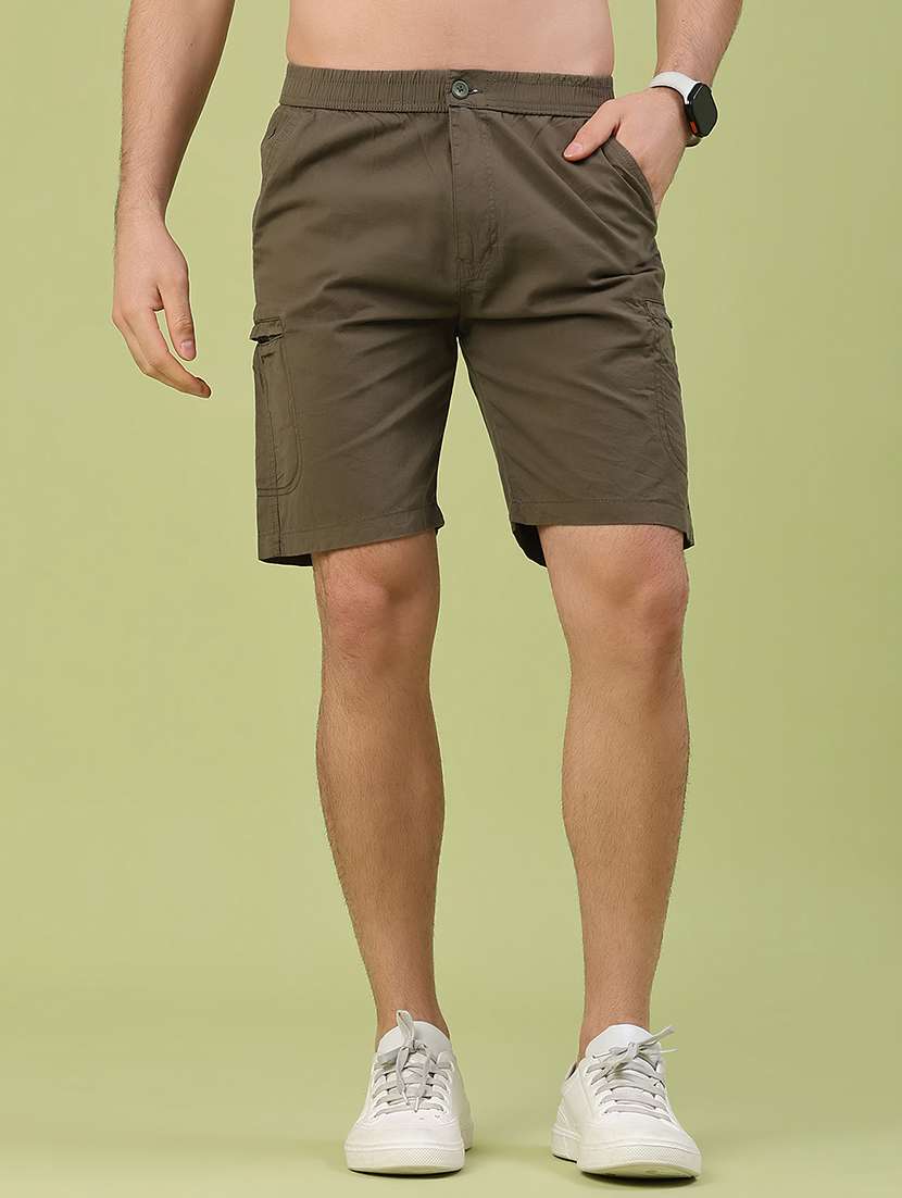 men solid mid rise regular fit cargo shorts