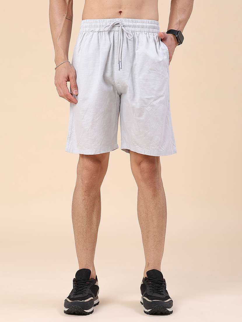 men solid mid rise regular fit shorts