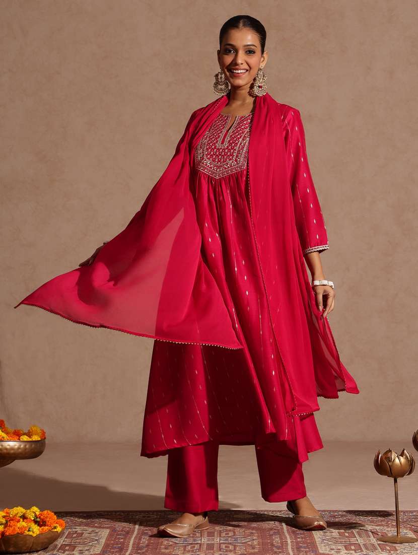 women pink kurta dupatta set