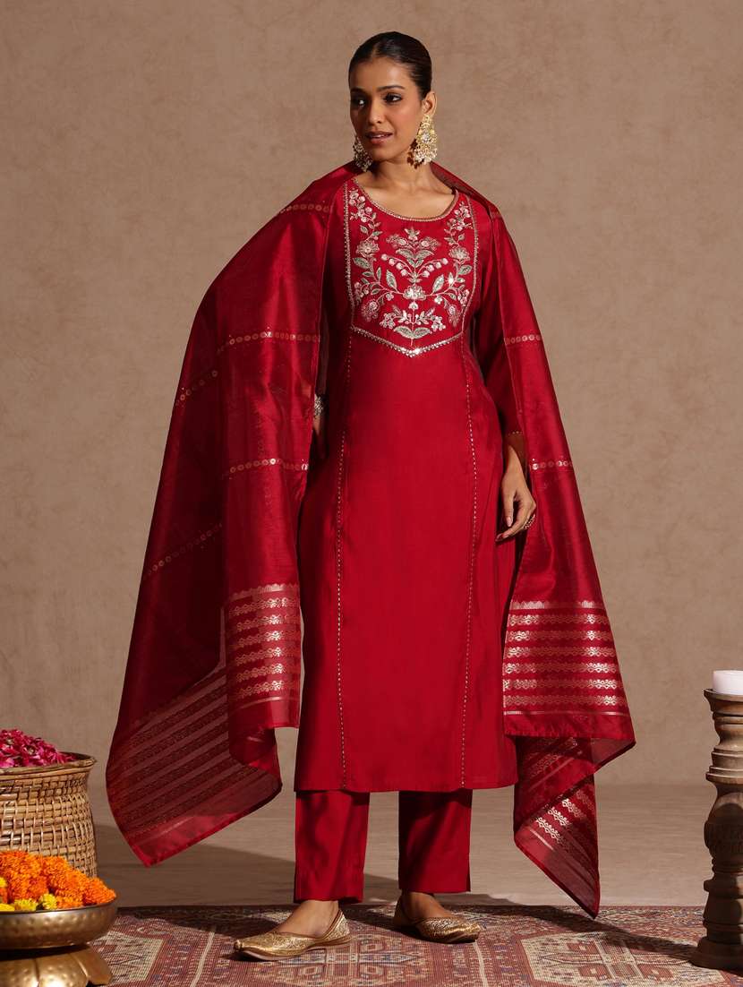 women maroon kurta dupatta set