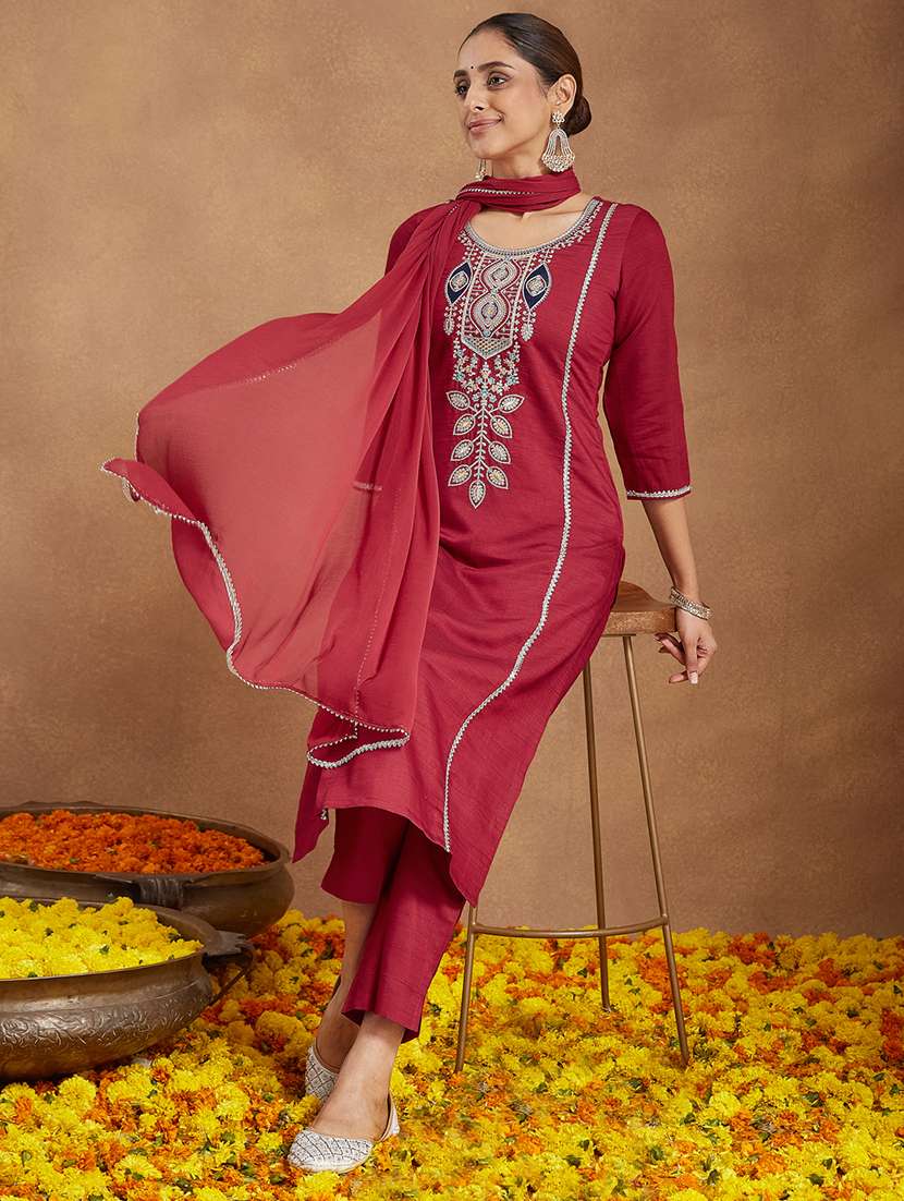 women maroon kurta dupatta set