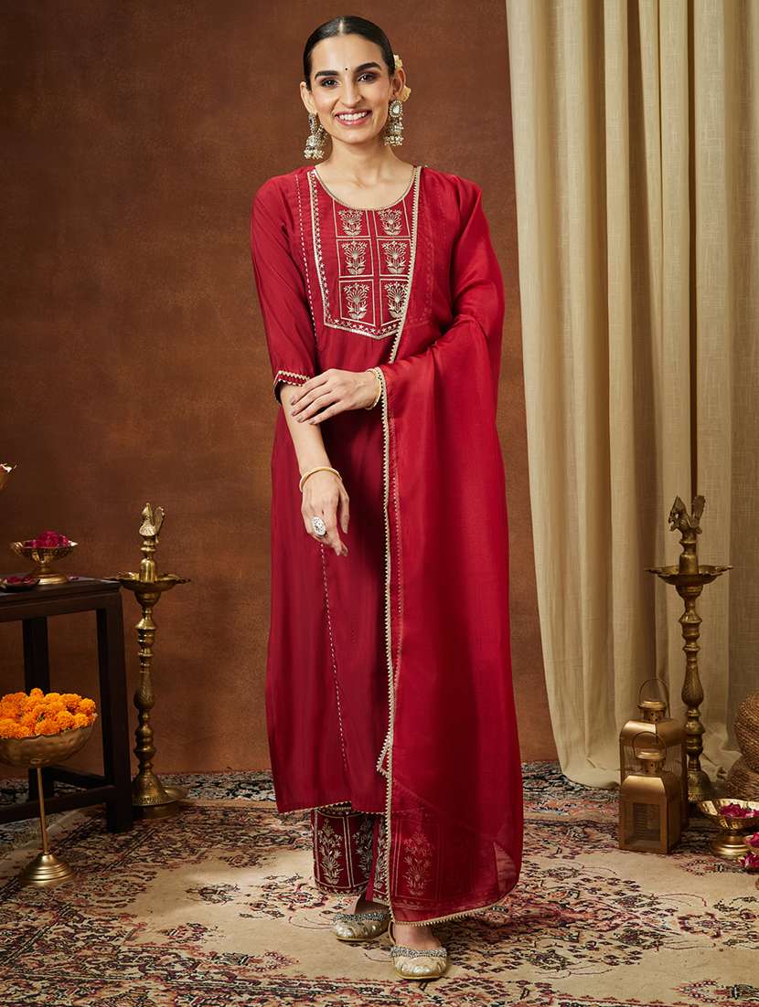 women maroon kurta dupatta set