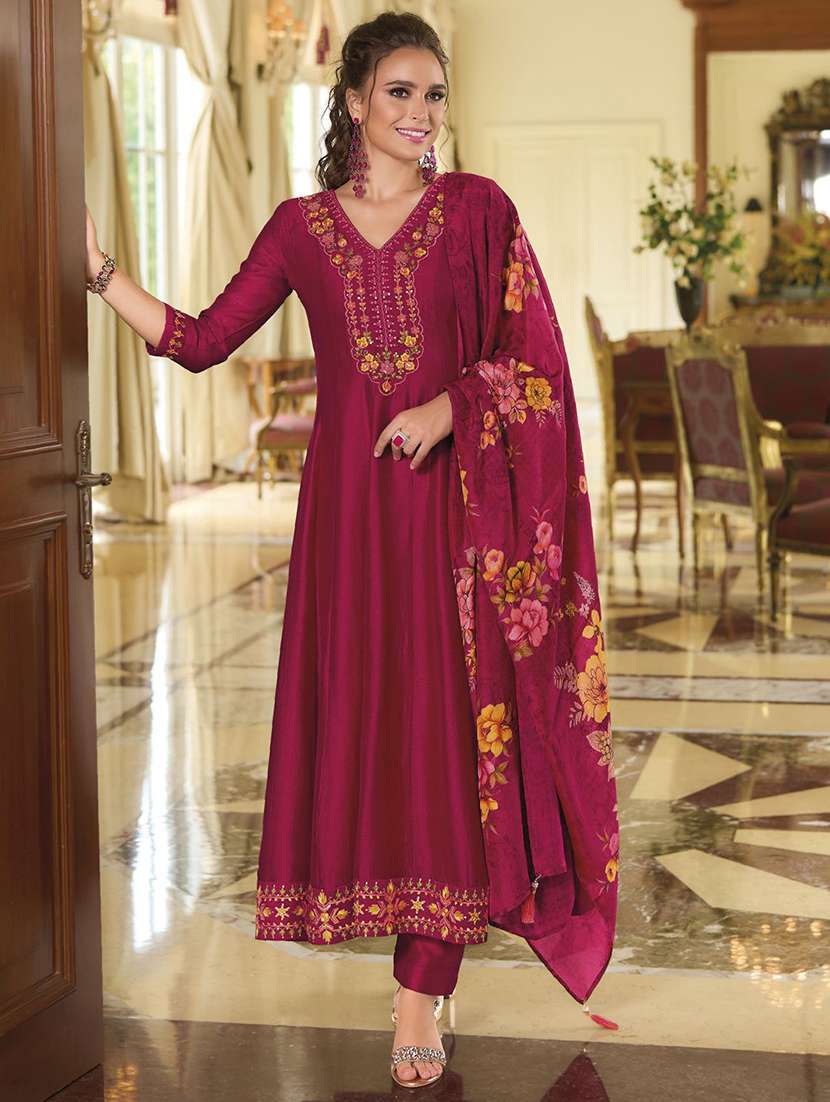 women pink kurta dupatta set