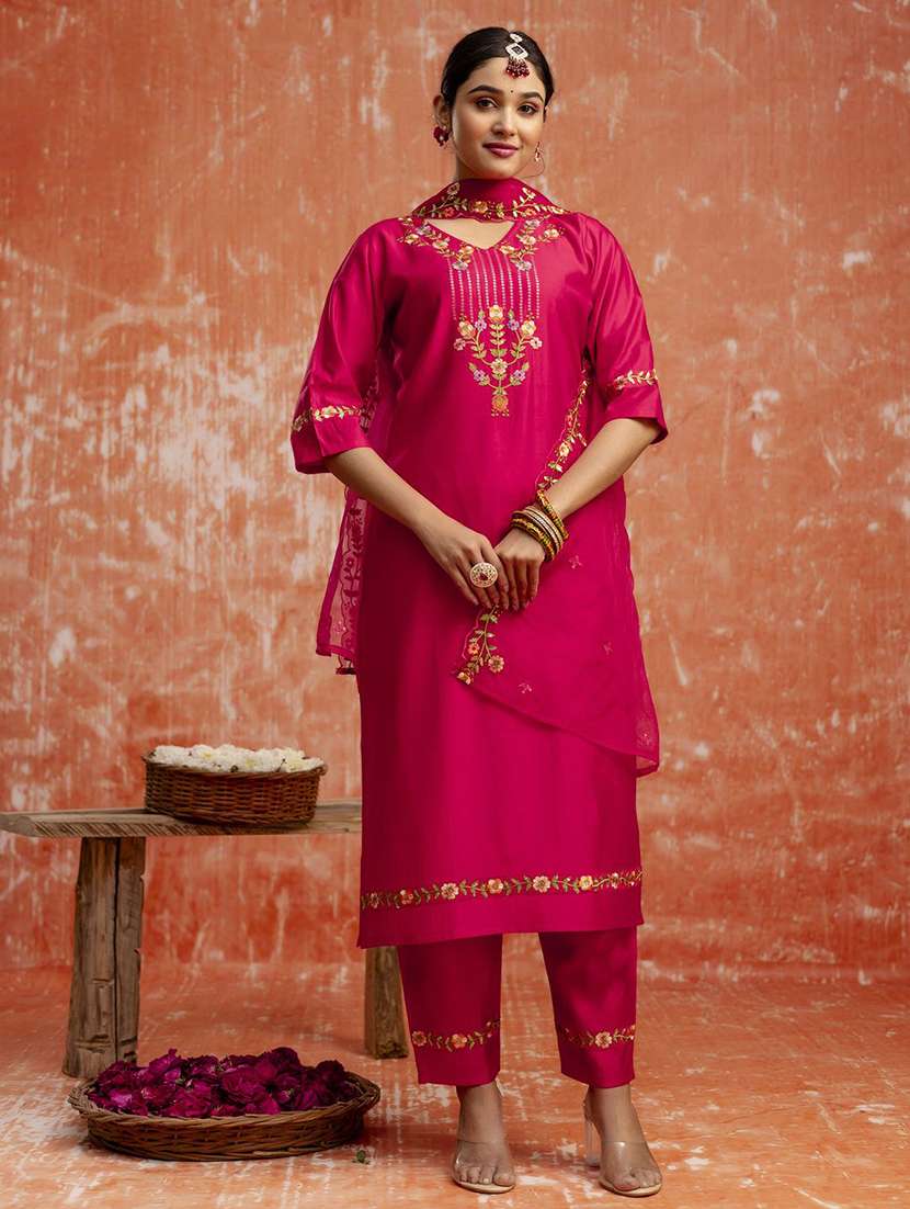 women pink kurta dupatta set