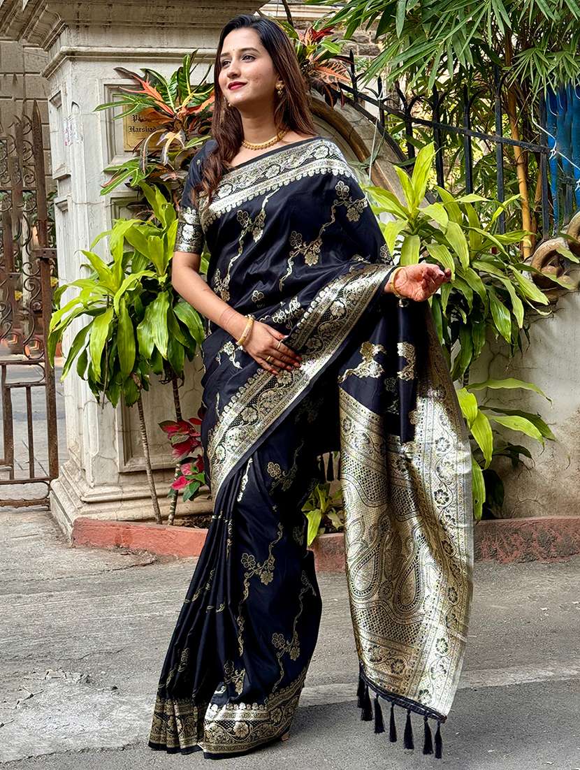 women self design banarasi saree with blouse