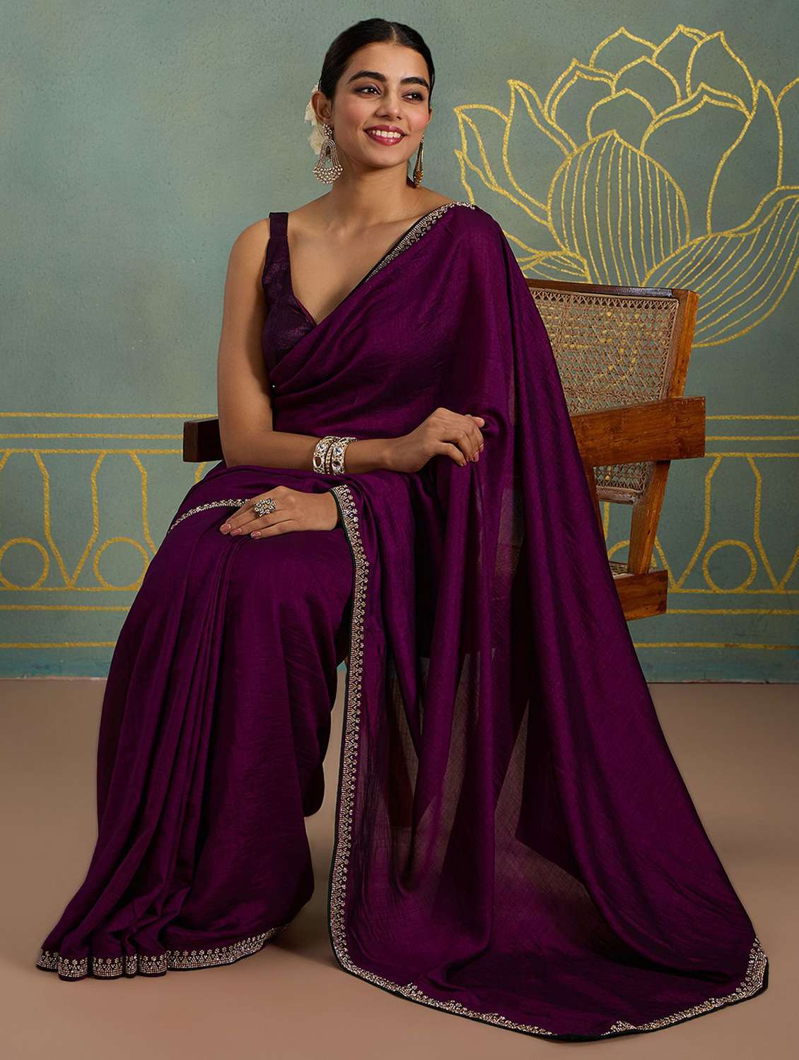 women solid with embellished bordered saree - 22444283 -  Standard Image - 3