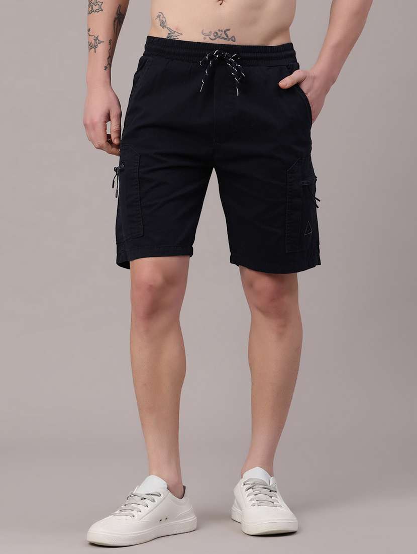 men solid mid rise regular fit cargo shorts