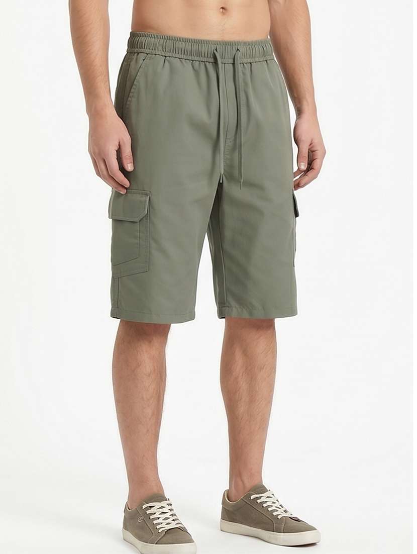 men solid mid rise regular fit three fourth cargo shorts