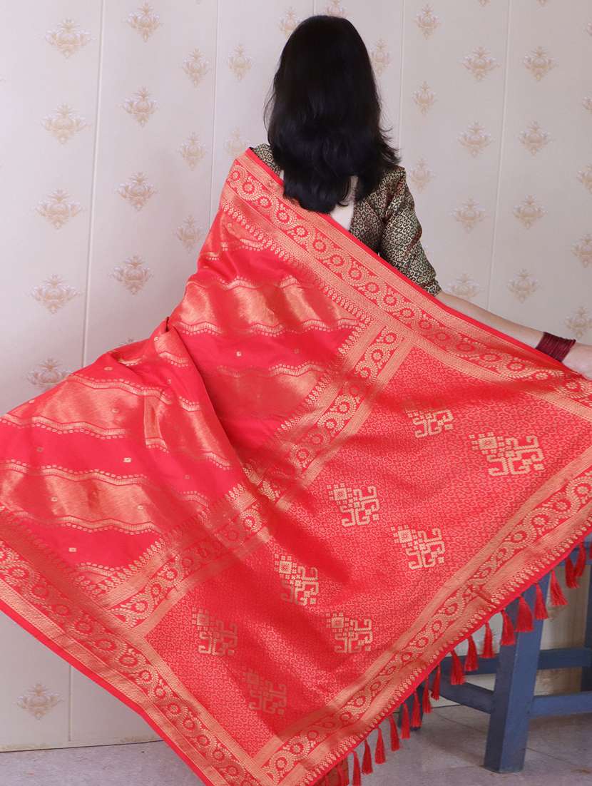 women self design banarasi saree with blouse - 22447562 -  Standard Image - 3