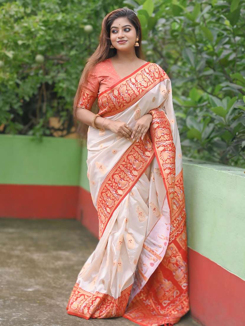 women self design bordered saree with blouse