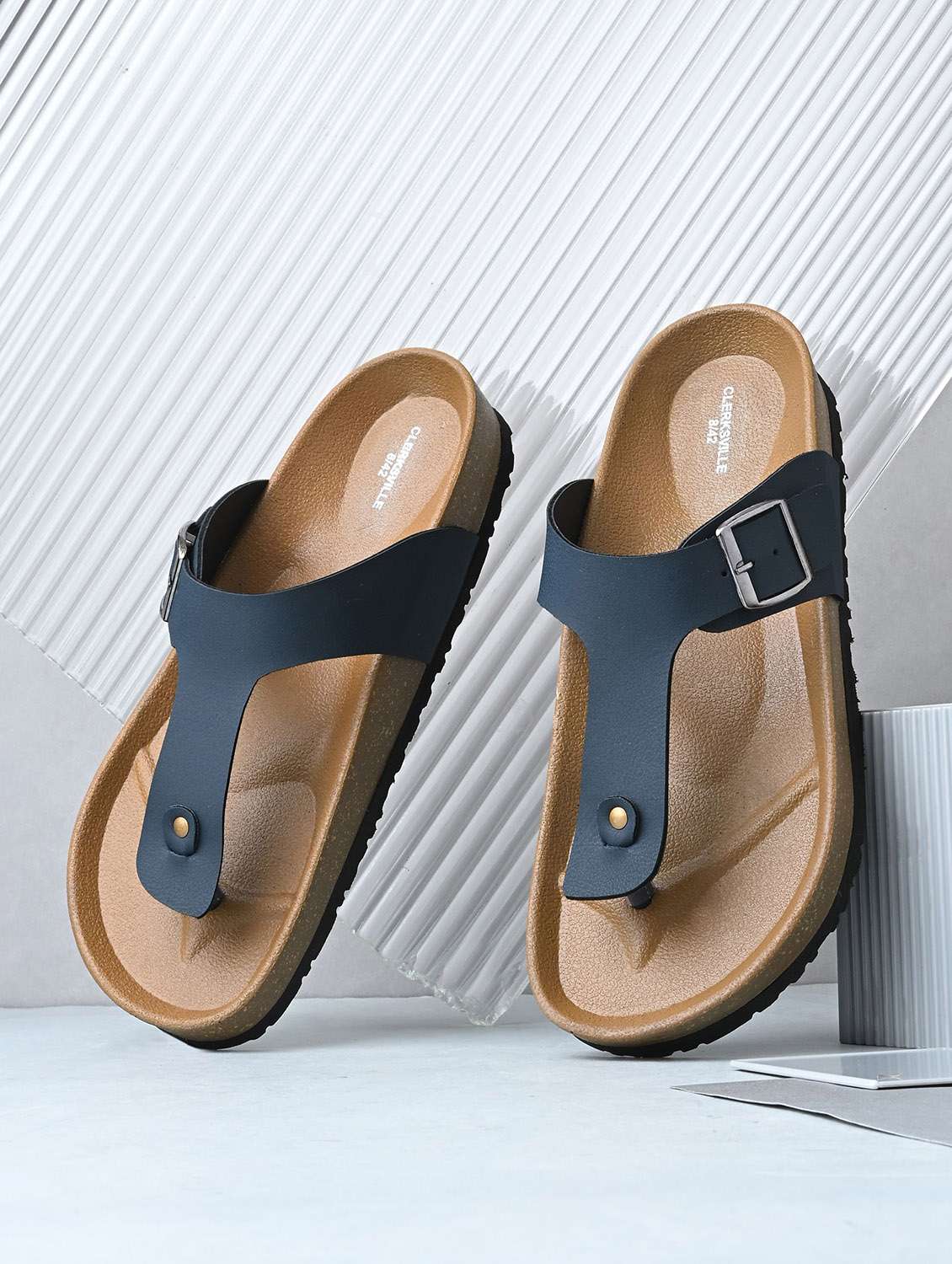 men solid toe seperator sandal