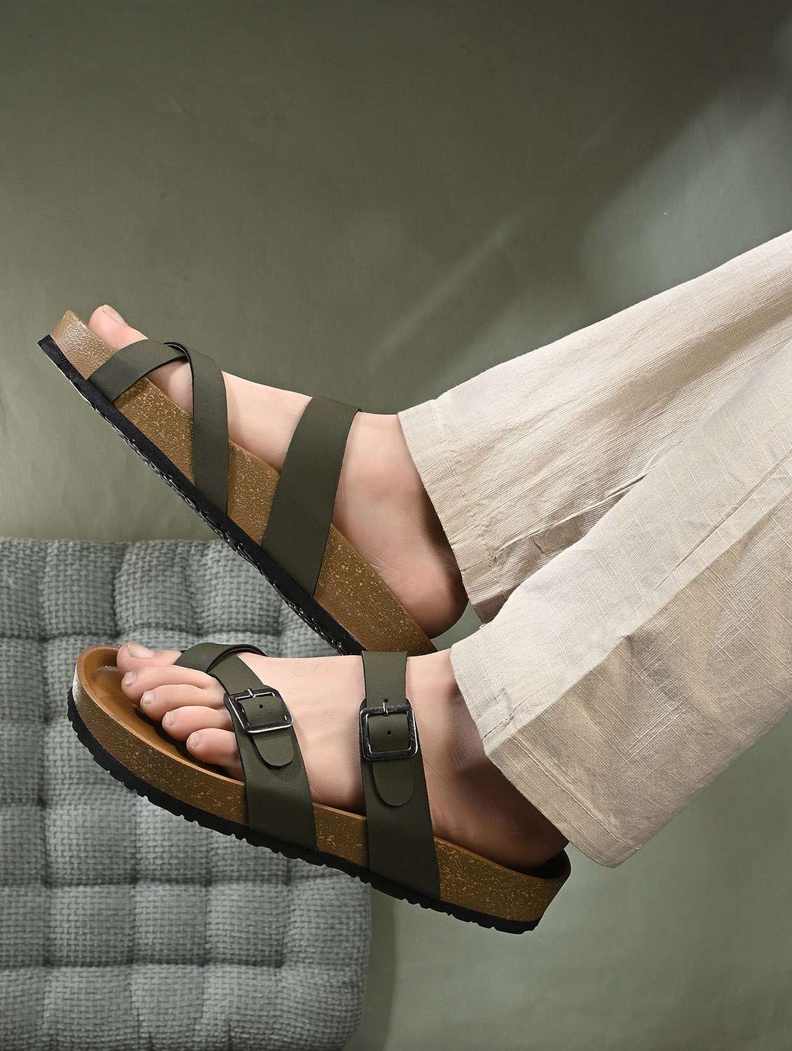 men solid one toe sandal  - 22447669 -  Standard Image - 3