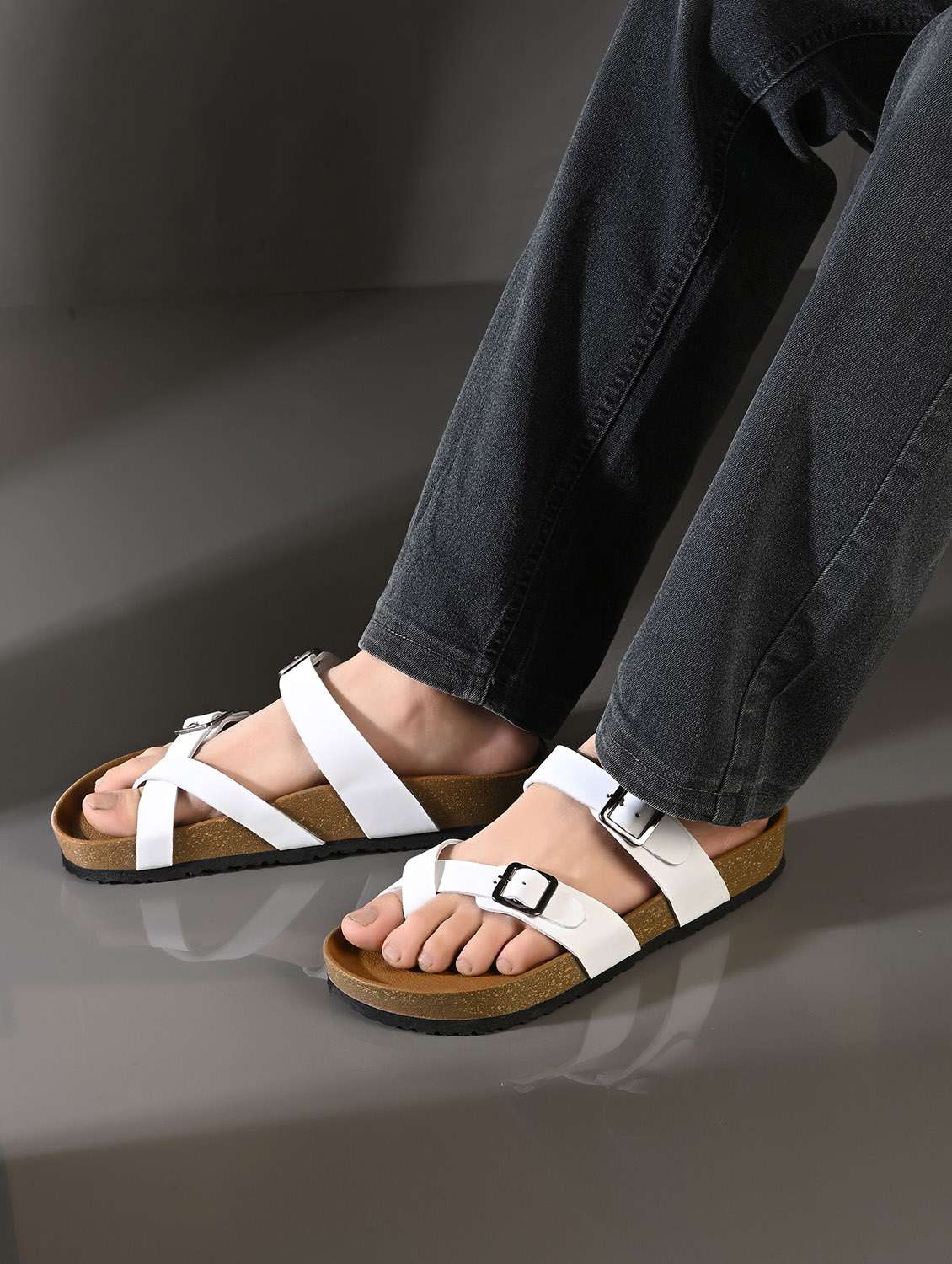 men solid one toe sandal  - 22447671 -  Standard Image - 3