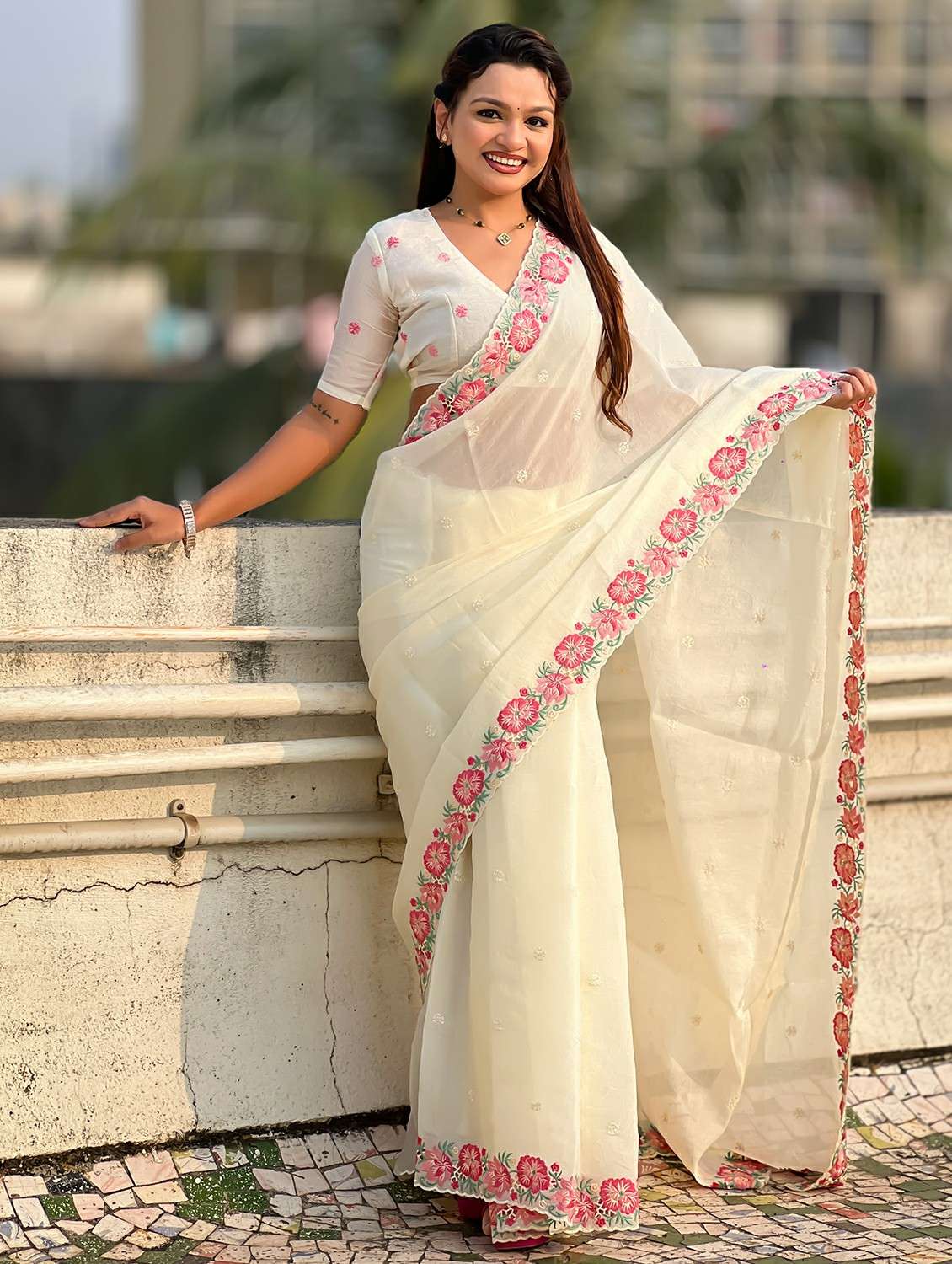 women solid with work embroidered saree with blouse - 22447859 -  Standard Image - 3