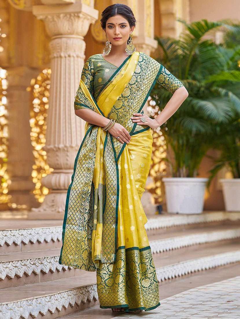 women self design bordered saree with blouse