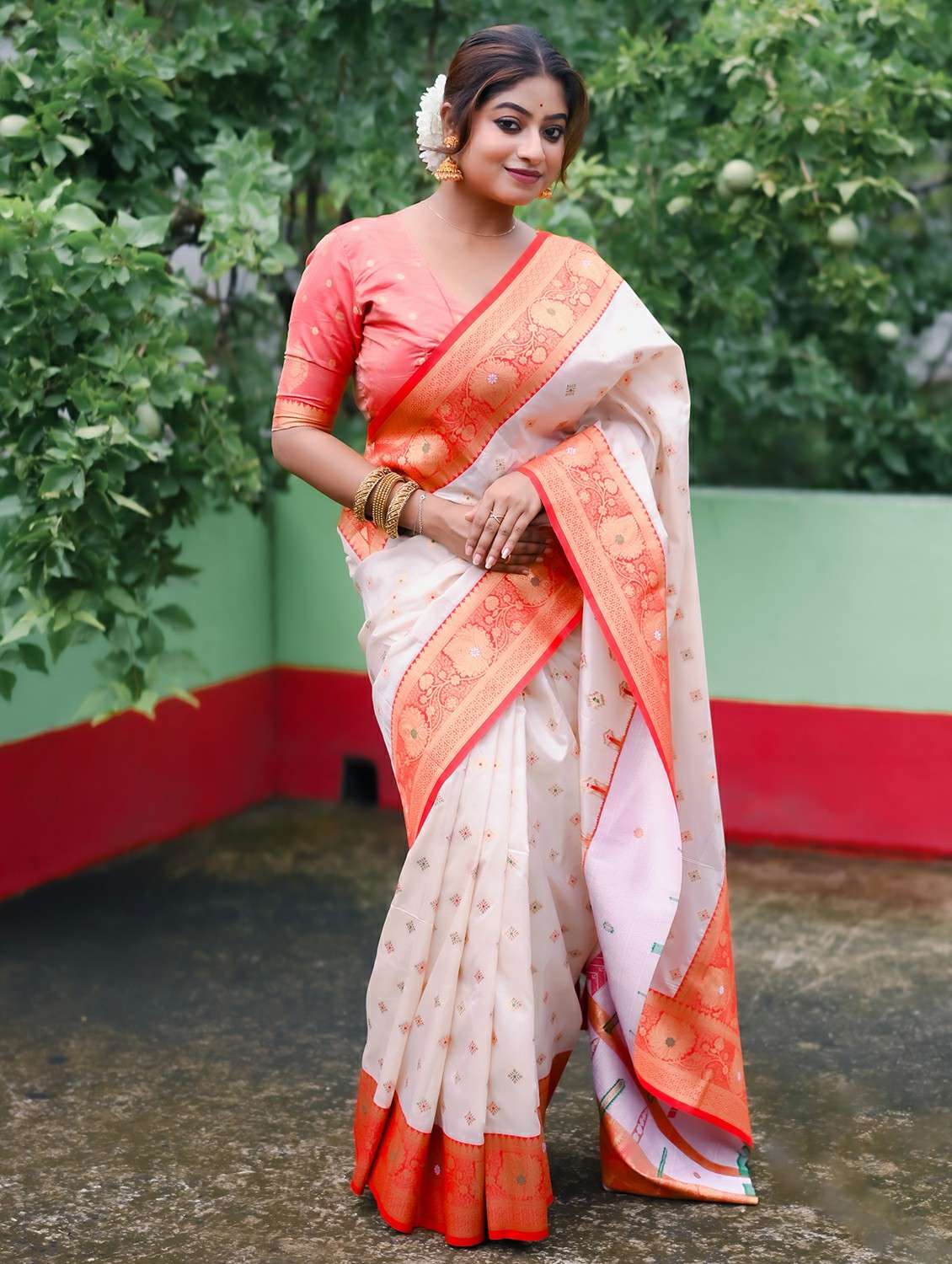 women self design bordered saree with blouse